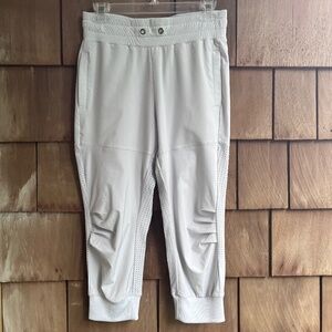 Four-way Stretch Woven Capri Joggers Pants In Dove